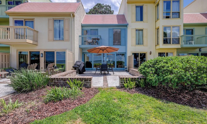 Harbour Town Condo | Harbour Town hideaway w/scenic balcony/water views - steps from the lighthouse