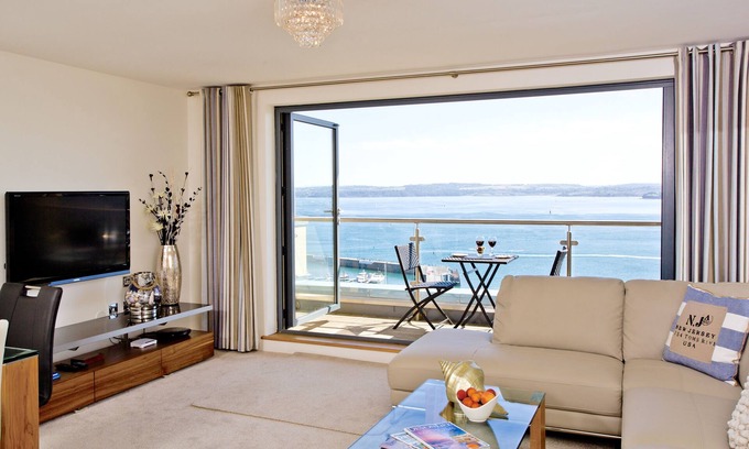 Torquay City Centre Apartment | Harbour View, Luxury 5 star Apartment, Stunning Views, Location Free Parking