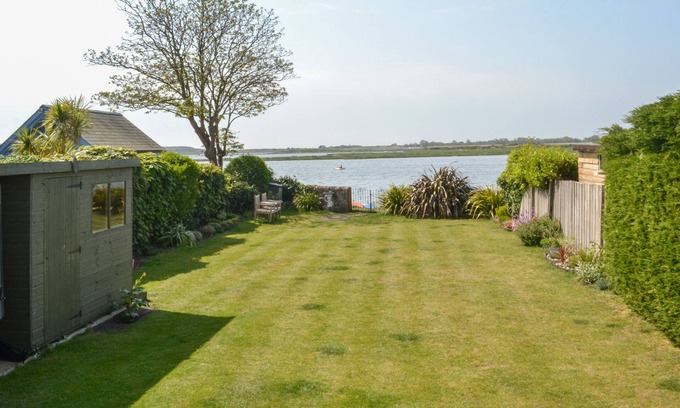 Christchurch Cottage | HARBOUR VIEW, MUDEFORD, pet friendly, with a garden in Christchurch