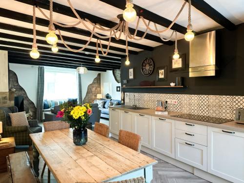Seahouses House | Harbour Way Cottage by Coast & Country Stays