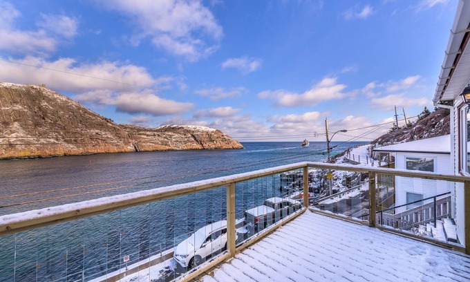Terra Nova House | Harbourfront Downtown home with Hot Tub!