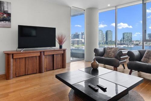 Docklands Apartment | Harbourfront Urban Oasis