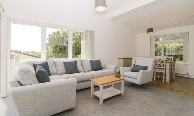 Heligan Cottage | HARCOMBE HOUSE BUNGALOW 8, family friendly, with pool in Chudleigh