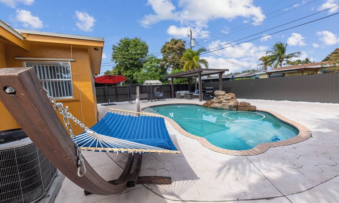 Sunrise House | Hard Rock Tropical Vacation Near beaches and airport. All Ages Welcome Sleeps 10