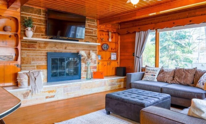 Lakeside House | Harding Lakeside Getaway| 8 bedroom sleeps 16!