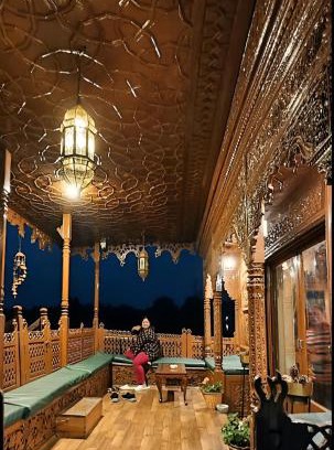 Dal Lake Hotel | Hareem group of houseboats