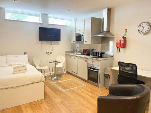 Bristol Floating Harbour Apartment | Harford House Studios 01 - Hopewell