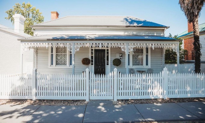Bendigo House | Hargreaves Cottage - close to CBD