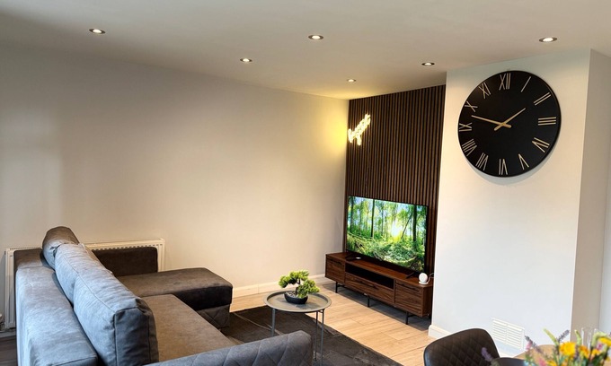 Harlow House | Harlow Cozy 3-Bed House Retreat
