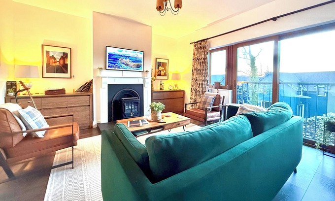 Dingle House | Harriet's Cottage. Chic & Cozy, Walk Everywhere!