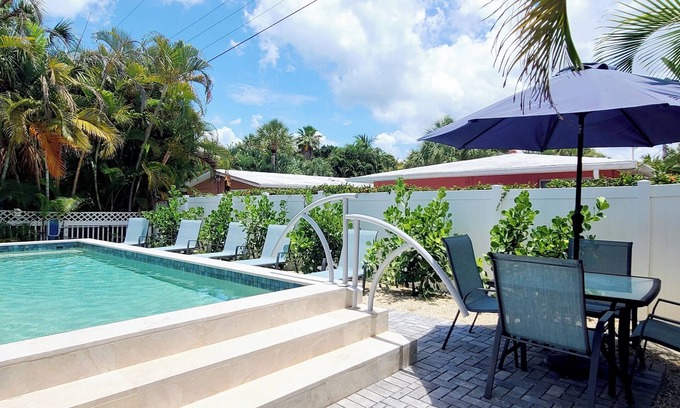 Holmes Beach House | Harrington Bungalow 6 One Block to Gulf Beaches - By Island Real Estate Vacation