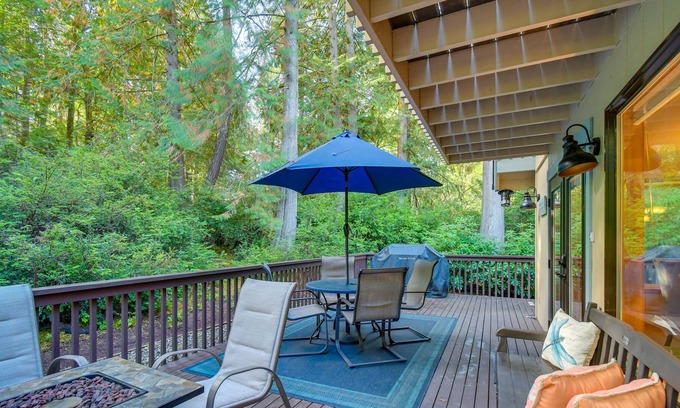 Burley House | Harstine Island Retreat w/ Community Pool!