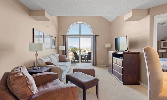 East Kootenay Apartment | Hart of it All | Top Floor | Pool | Hot Tub | Gym