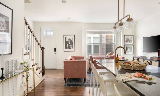 Chestnut Hill Apartment | Hart Suite 12 by AvantStay | Gorgeous Town House w/Modern Amenities!