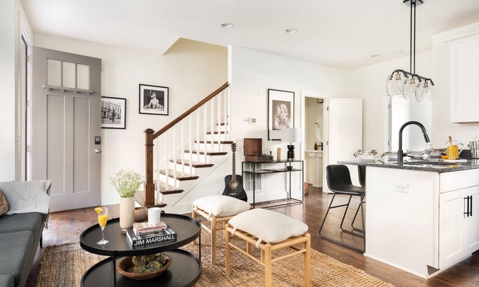 Chestnut Hill Apartment | Hart Suite 8 by AvantStay | Gorgeous Town House w/Modern Amenities!