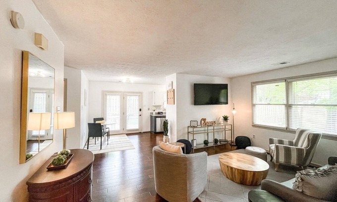 Lexington House | Hartland's Hideaway!