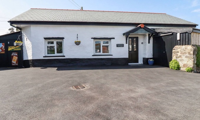 Saint Gennys Cottage | HARVENNA COTTAGE, pet friendly, with a garden in Crackington Haven