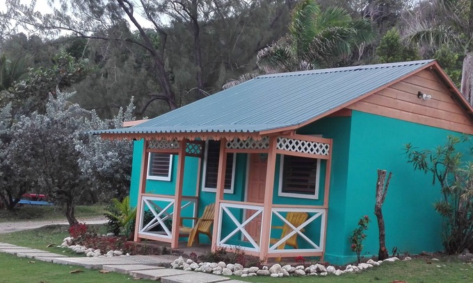 Robins Bay Cottage | Hassle Free Getaway Beach Front Property, family friendly