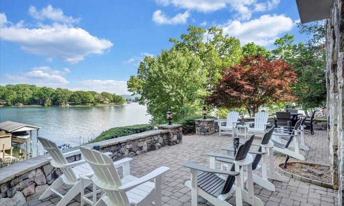 Moneta House | Hastings on Hickory - Luxury, sleeps 8, dock