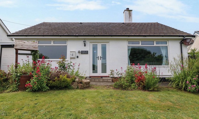 Benllech Cottage | HAUL A GWYNT, pet friendly, with open fire in Benllech