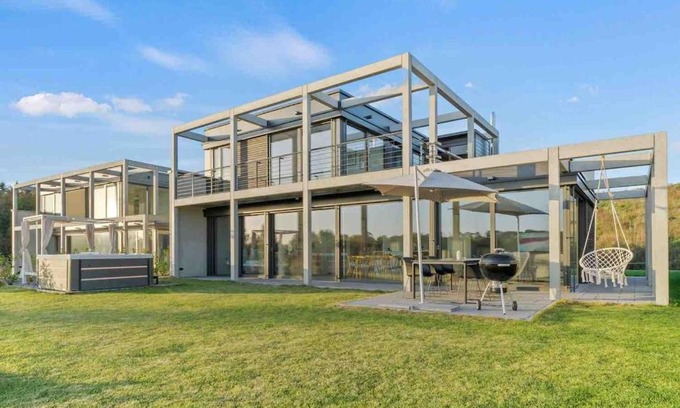 Baltringen Villa | Haus am See mit Whirlpool und Sauna