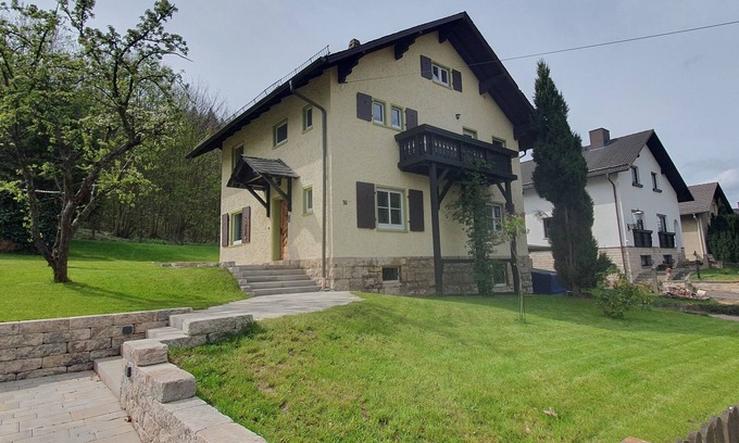 Tabarz Apartment | Haus am Wald Ruhig Gelegene Ferienwohnung mit Großem Garten
