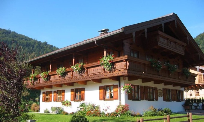 Weissbach an der Alpenstrasse Apartment | Haus Hager - Ferienwohnung im Dachgeschoss mit Südbalkon