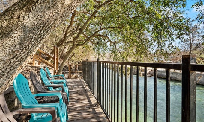 New Braunfels House | Haus on the Rapids*Comal Riverfront*Accommodates 14*2 blocks to Downtown NBTX