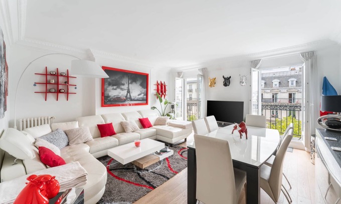 Arts-et-Metiers Apartment | Haussmannian apartment - top floor