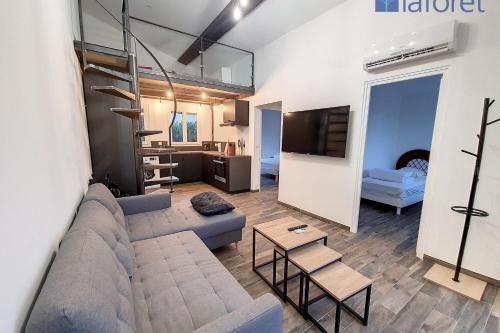 Pietrosella Apartment | Haut de villa vue mer 3 pièces climatisé & wifi 4 à 6 personnes