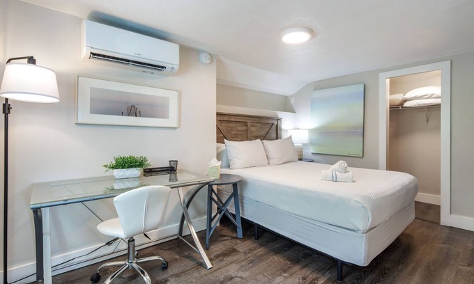 Key West House | HAVANA DAYDREAMING ~ Waterfront 1 BR/1 Ba w/Dockage & Hot Tub!