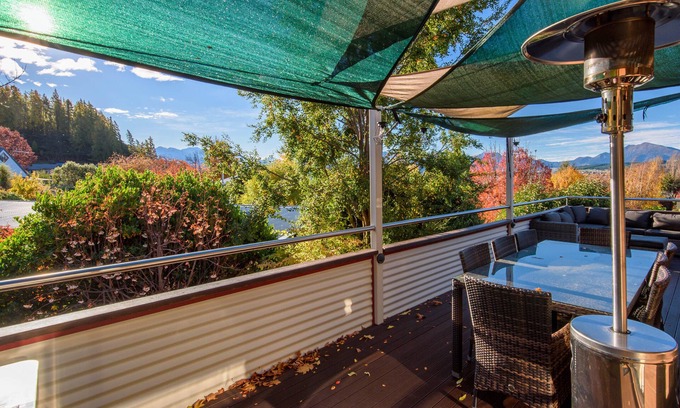 Wanaka Cottage | Haven by The Lake - Wanaka Holiday Home
