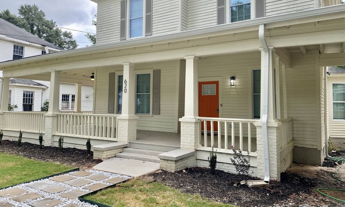 Griffin House | Haven Getaway with fenced backyard
