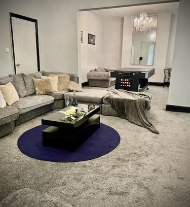 Oldham House | Haven Hideout 4 Bed With Sauna, Cinema & Gym
