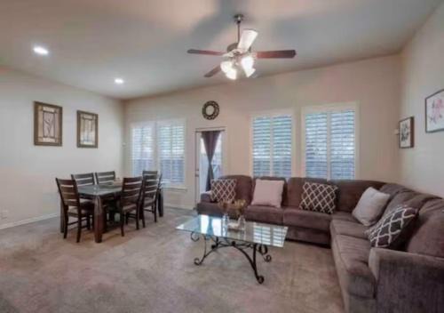 Country View House | Haven - Med Center Six Flags SeaWorld San Antonio New