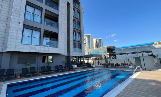 Konyaalti Apartment | Havuzlu Apartta Balkonlu Ev Konforu