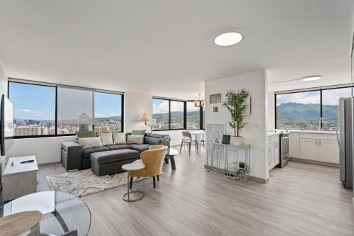 Waikiki Apartment | Hawaiian Monarch Penthouse 104 by Hawaii Ocean Club