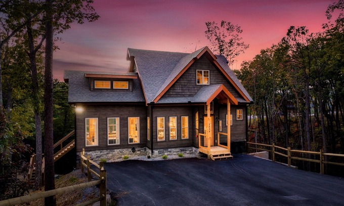 Gatlinburg - Pigeon Forge Cabin | Hawk Mountain Modern Lodge Lux Fam Friendly Cabin in Gated Community