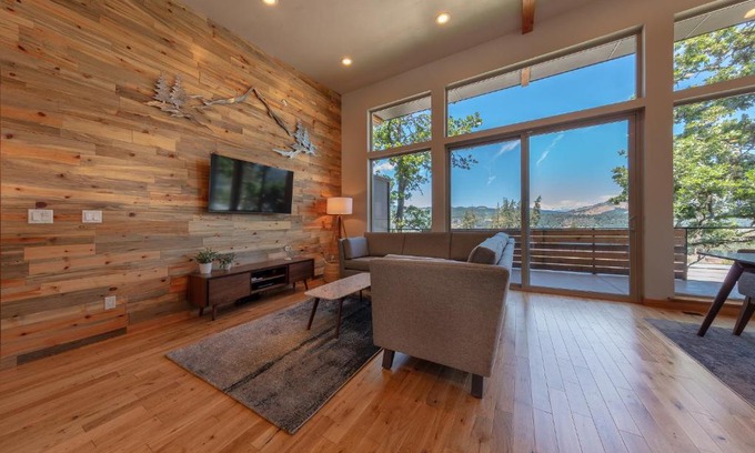Hood River House | Hawks Landing, New View Townhome in Hood River