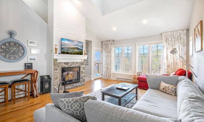 Seven Devils Condo | Hawks Peak 406- Mountain Condo, Top Floor, Grandfather Mountain View, Modern, Near High Country A.
