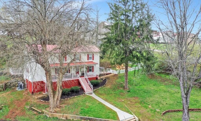 Luray House | Hawksbill Home~Hot Tub~Modern~Porch~Wifi~Dogs