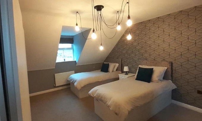 Little Hay Apartment | Hawksworth House in Birmingham near Solihull, near NEC, HS2, JLR, Bear Grylls Centre, Resorts World and Birmingham airport with a garage and free parking, great for families and contractors
