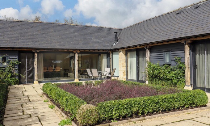 Chedworth House | HAWTHORN BARN, family friendly, with open fire in Northleach