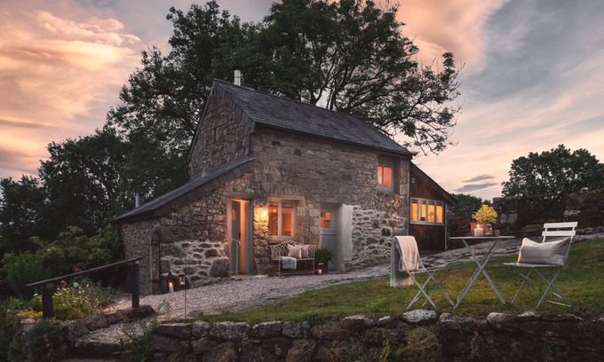 Sticklepath Cottage | HAWTHORN COTTAGE AT COLLIHOLE, romantic, with open fire in Chagford