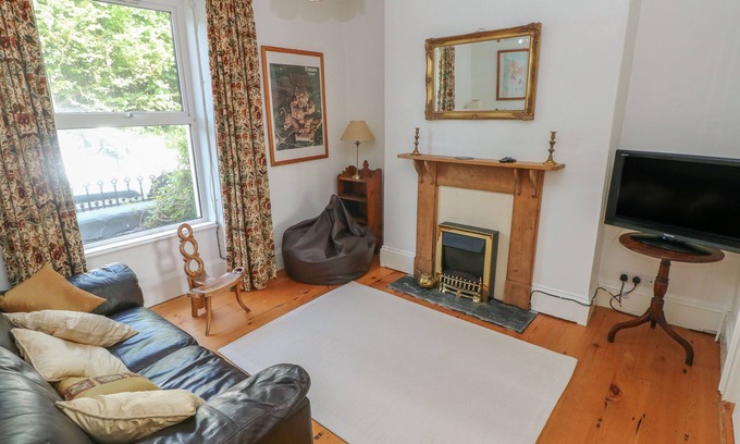 Pembroke House | HAWTHORN HOUSE, pet friendly, luxury holiday cottage in Pembroke