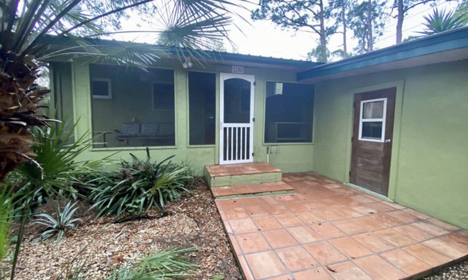 Cedar Key Cottage | Hawthorne Hideaway - A secluded cottage nestled in palms and pines.