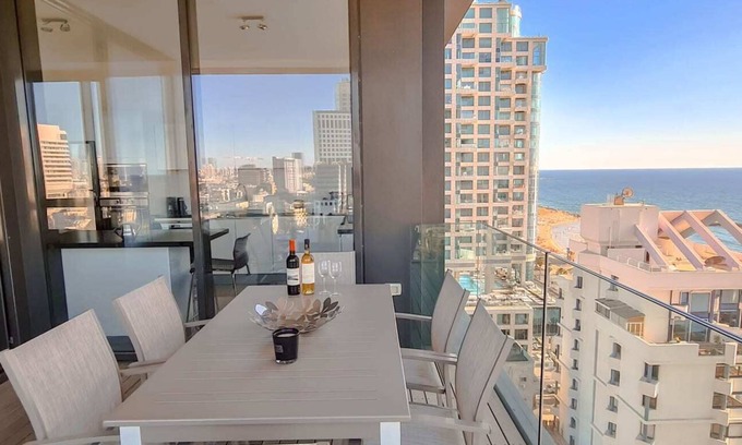 Kerem HaTeimanim Apartment | HaYarkon Diamant - Two Bedroom Apartment, Sleeps 5