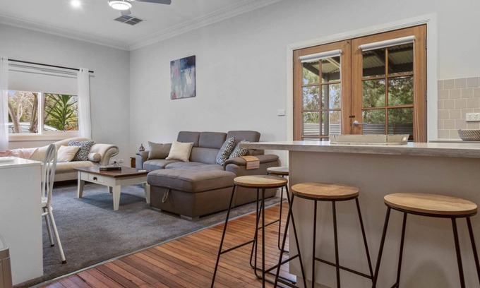 North Wagga Wagga House | Hayes Corner Cottage - Short Drive to CBD, Private