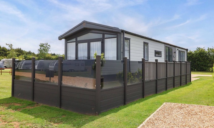 Chipping Norton Cottage | HAZELNUT LODGE, pet friendly, with a garden in Chipping Norton