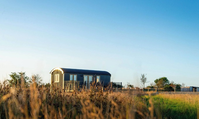 Pentrefelin Cottage | HEAD FOR THE HILLS GLAMPING - SKYLARK SHEPHERD'S HUT in Llandeilo